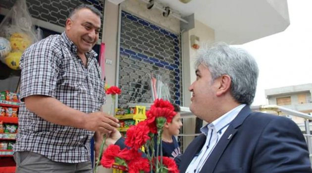 Kaflı, karanfillerle kapı kapı dolaştı