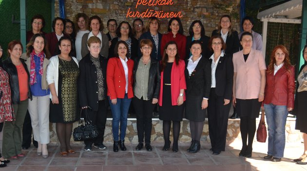 Kaplan, kadınlarla buluştu