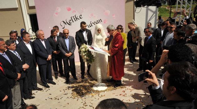 Karabacak muhteşem düğünle evlendi