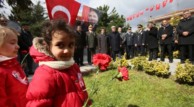 Karanfil bırakıldı