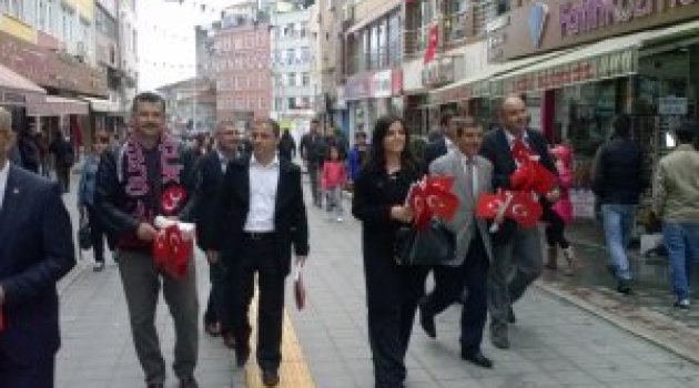 MHP Gebze Türk Bayrağı dağıttı