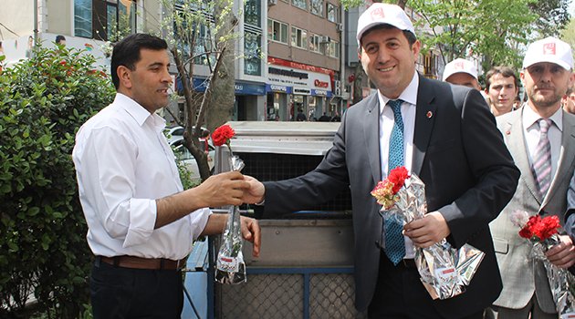 Milli İttifak karanfil dağıttı