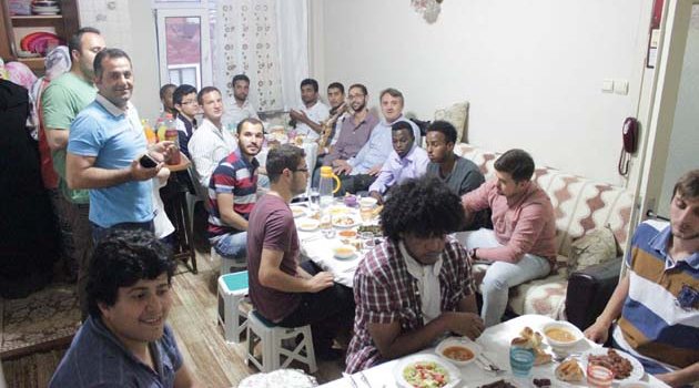 ‘’Misafir ol gel iftara’’