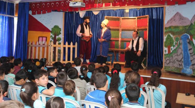 Öğrenciler tiyatroya doyacak