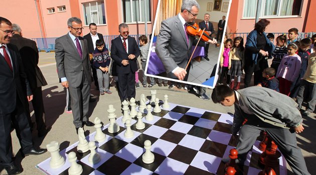 Öğrencilerle sohbet etti satranç oynadı