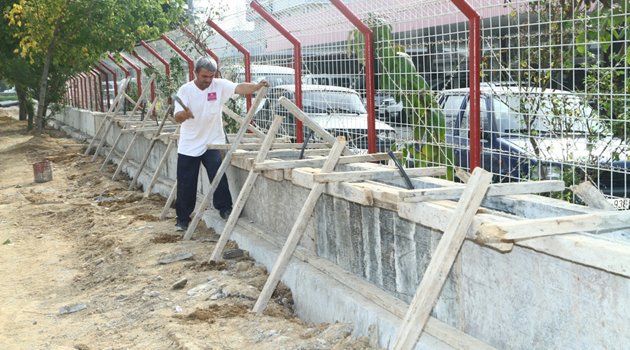 Oto Galericiler Sitesi’ne beton duvar