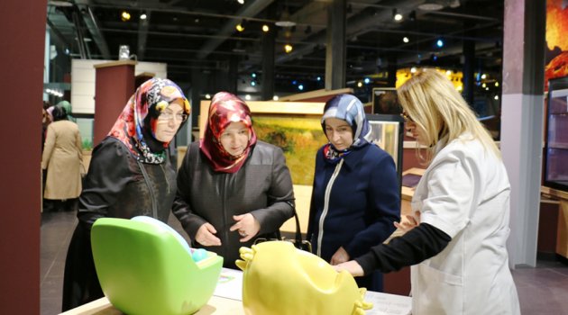 Protokol eşleri Bilim Merkezi’ne hayran kaldı