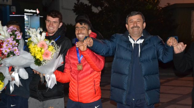 Şampiyonlara davullu zurnalı karşılama