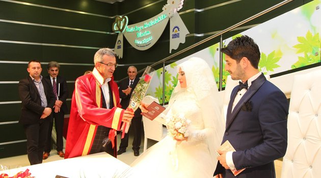 Sevgililer Günü’nde nikah kıydı