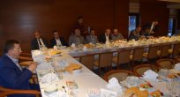 AK Parti işi bozulmuş esnaf gibi