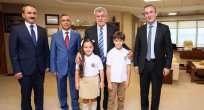 Başkana, TBMM’den minik ziyaretçiler