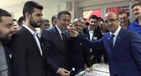 Başkanlar gençlerle lokum dağıttı