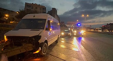 Gebze'de bariyere çarpan servis minibüsünün sürücüsü yaralandı