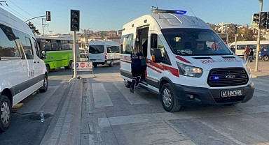 Gebze'de midibüsün yayaya çarpması kameraya yansıdı