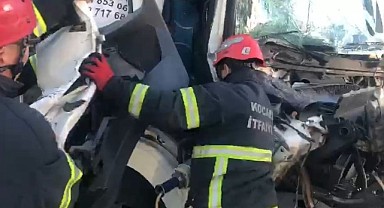 Hurdaya dönen kamyonda sıkışan yaralı kurtarıldı