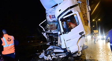 Kağıt gibi ezilen tırda sıkışan sürücüyü kurtarmak için seferber oldular!