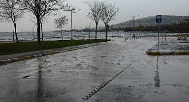 Lodos esti, kentin en büyük otoparkı denizle birleşti