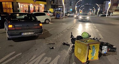 Otomobilin çarptığı motosiklet sürücüsü yaralandı