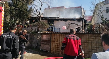 Gecekonduda korkutan yangın